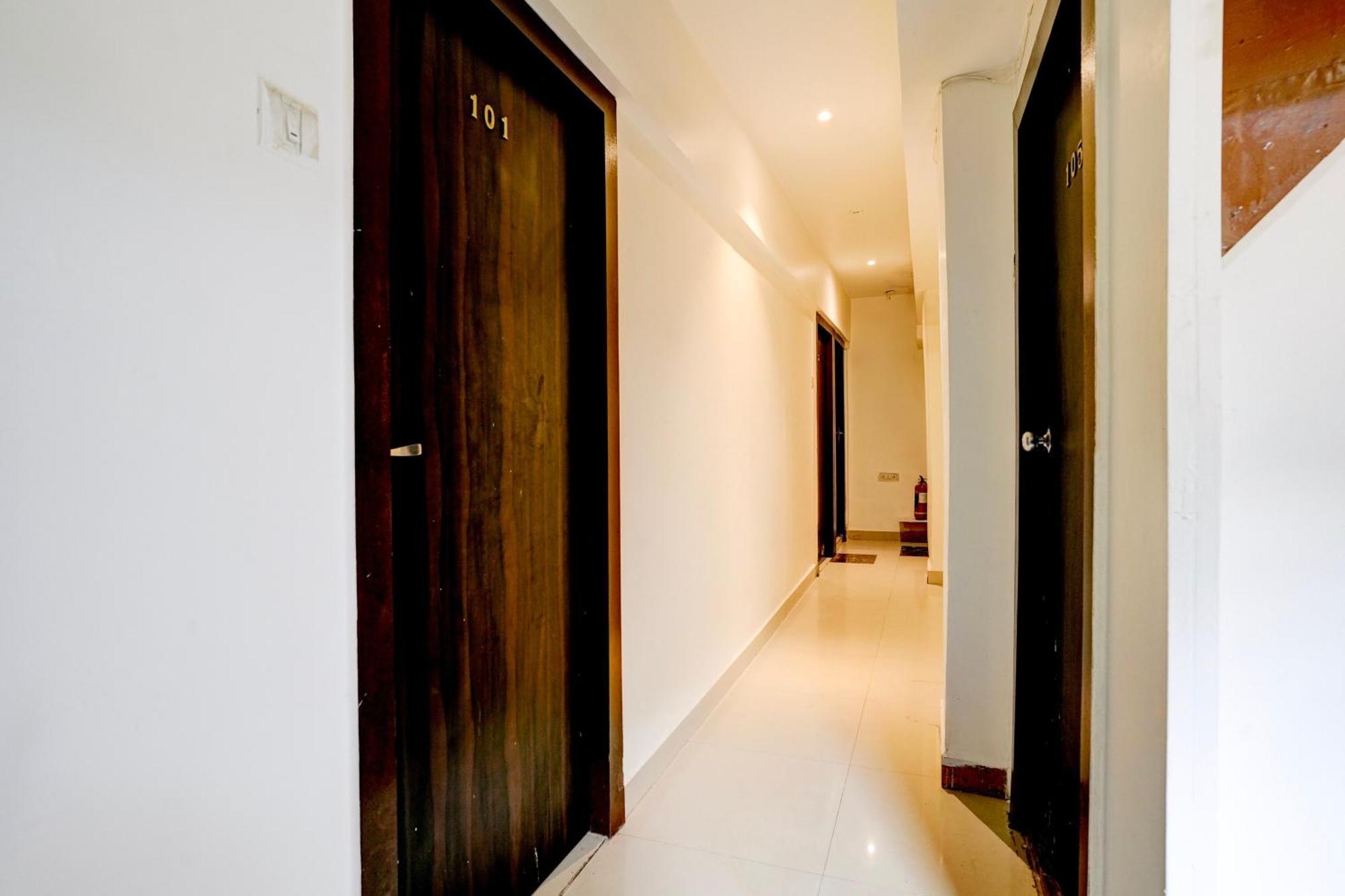 Oyo 77012 Hotel Moss View - Moca, Mumbai